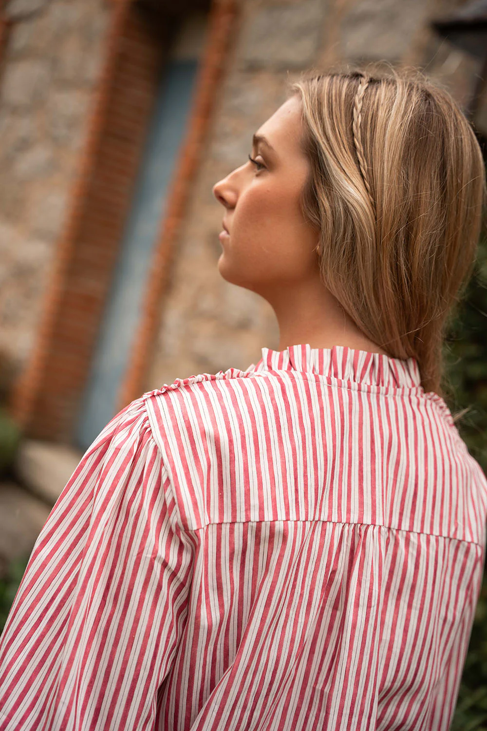 Blusa de algodón blanca con volante en cuello | Iria - Image 3