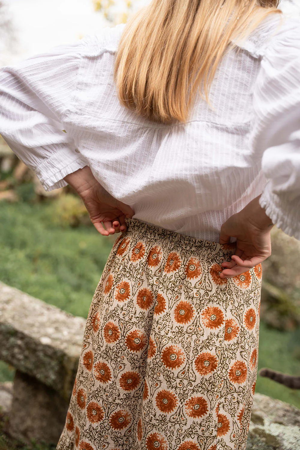 Falda midi de algodón con volante en el bajo y estampado floral | Valeria - Image 3